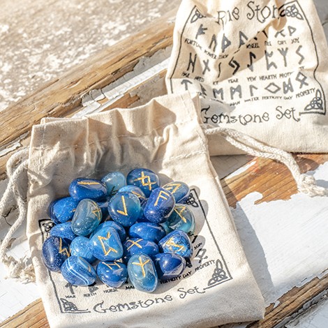 modri oniks, oniks, modri oniks kristal, rune, rune iz kristalov, modri oniks rune, kristal za komunikacijo