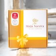 Darilna škatlica Moja Narava z motivom rumenega traku, produktna fotografija na rustikalnem ozadju
