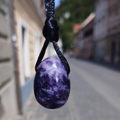 Lepidolit ogrlica z obeskom solzica na črni vrvici, zunanje ozadje