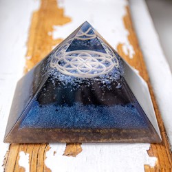 crystal orgonite, orgonite with crystals, orgonite with sodlaite, sodalite stone