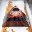 rdeči jaspis, rdeči jaspis kamen, orgonit, orgonit piramida, orgoniti proti sevanju, orgoniti za prostor, granat kristal