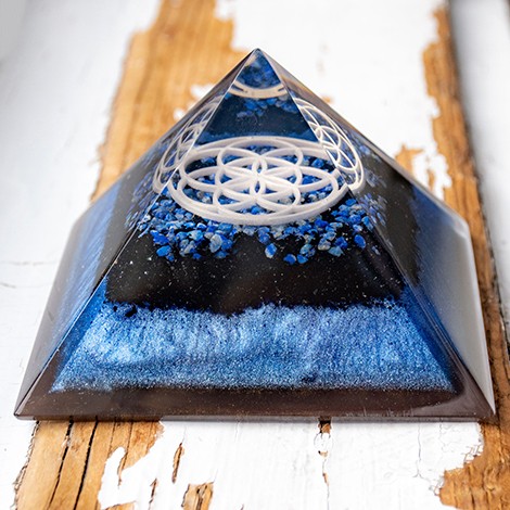 crystal orgonite, orgonite with crystals, orgonite with lapis lazuli, lapis lazuli stone