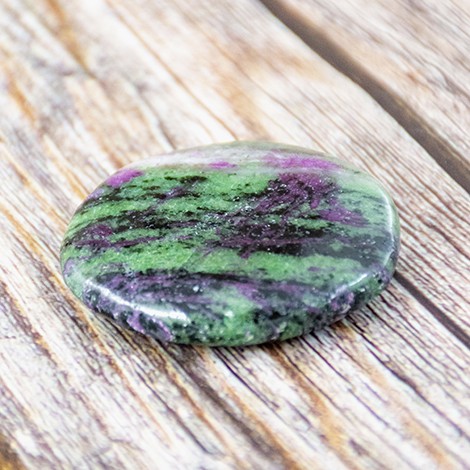 rubin zoisit palm stone, rubin zoisit kamen, rubin zoisit kristal,