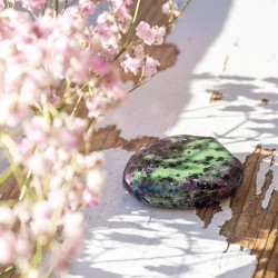 rubin zoisit palm stone, rubin zoisit kamen, rubin zoisit kristal,