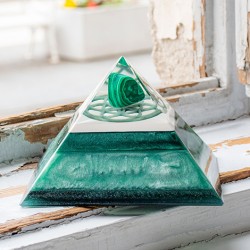 malahite orgonite pyramida, energy pyramid, crystal shop