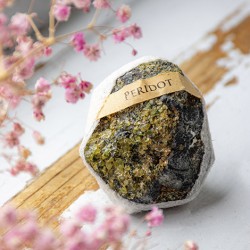 peridot, peridot kristal, peridot ogrlica, kristali za srečo, kristal za srčno čakro