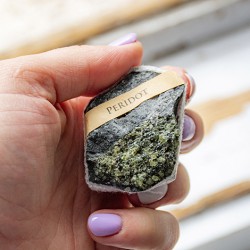 peridot, peridot kristal, peridot ogrlica, kristali za srečo, kristal za srčno čakro